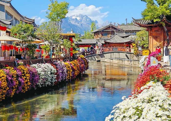 丽江古城一段安静的屋檐和巷道